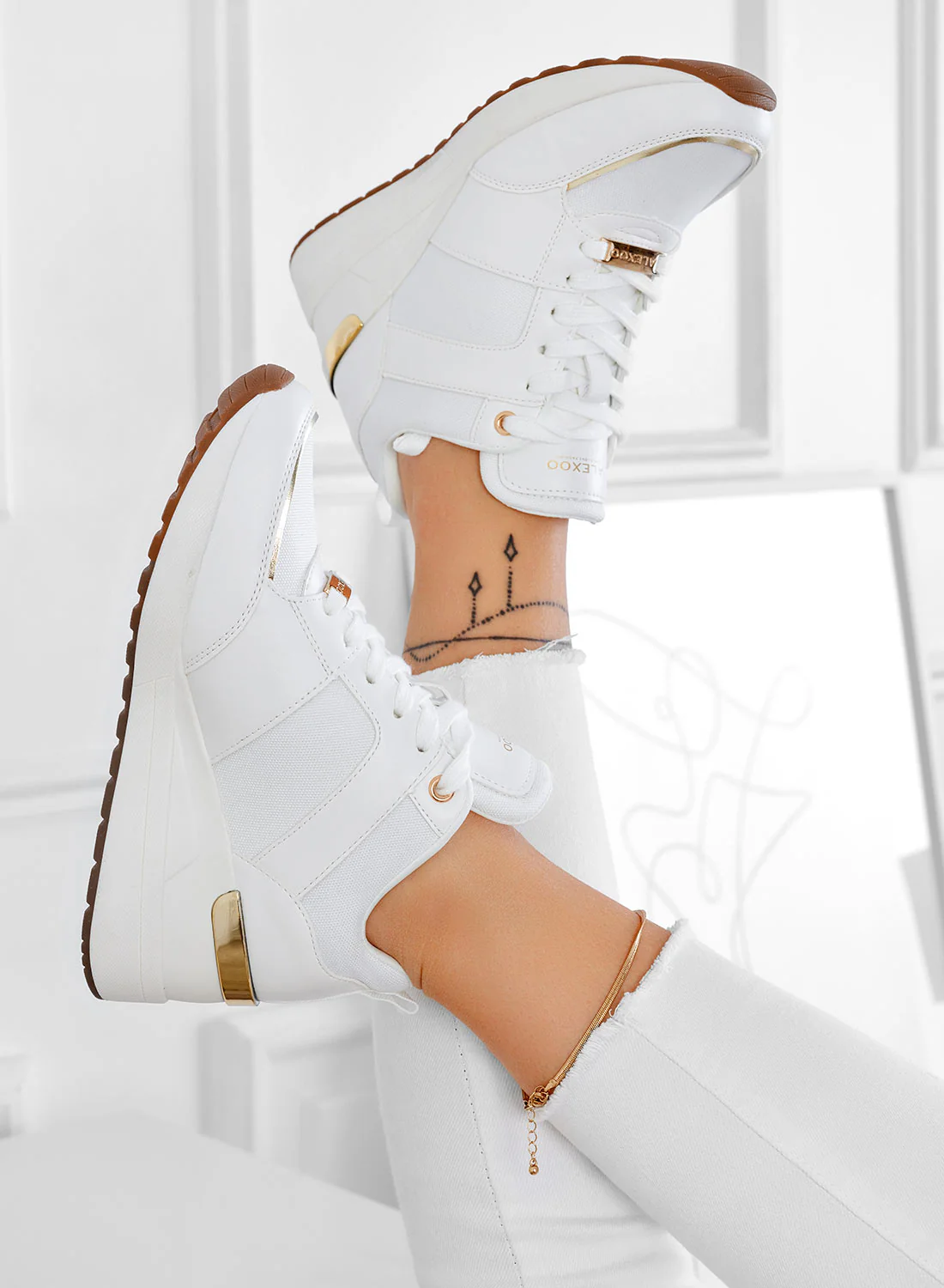 ILIZIA - Sneakers bianche Alexoo con zeppa e inserti oro - Image 4