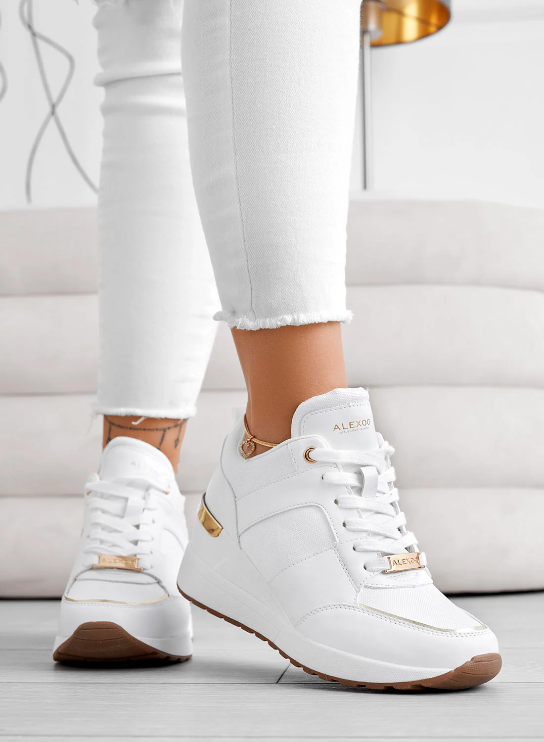ILIZIA - Sneakers bianche Alexoo con zeppa e inserti oro - Image 5