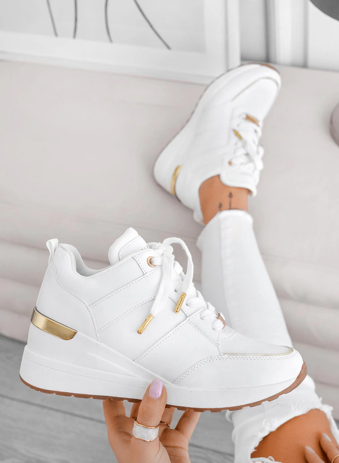 ILIZIA - Sneakers bianche Alexoo con zeppa e inserti oro - Image 6