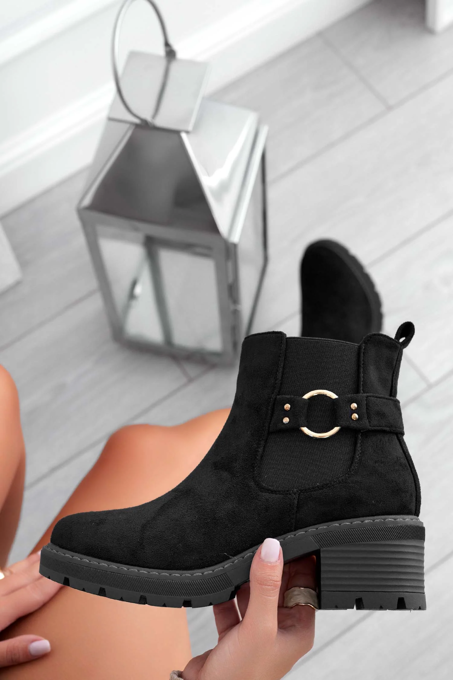 Stivaletti scamosciati neri con accessorio oro