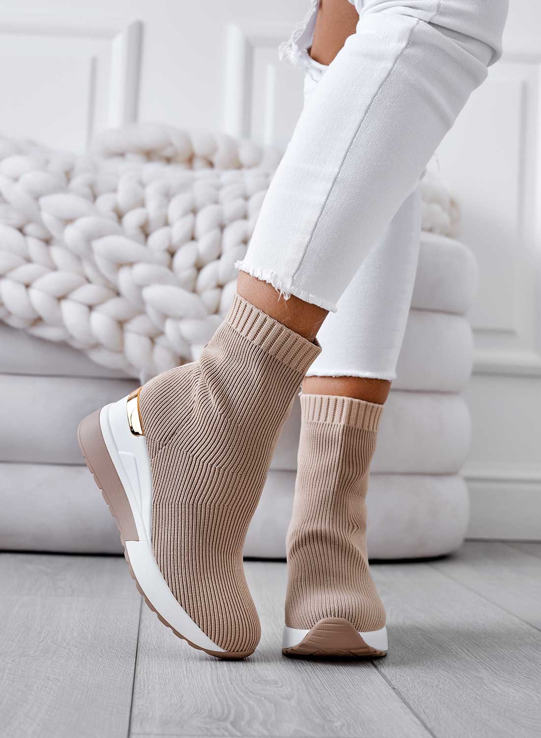 JUNA - Stivaletti beige in tessuto elastico con zeppa - Image 4