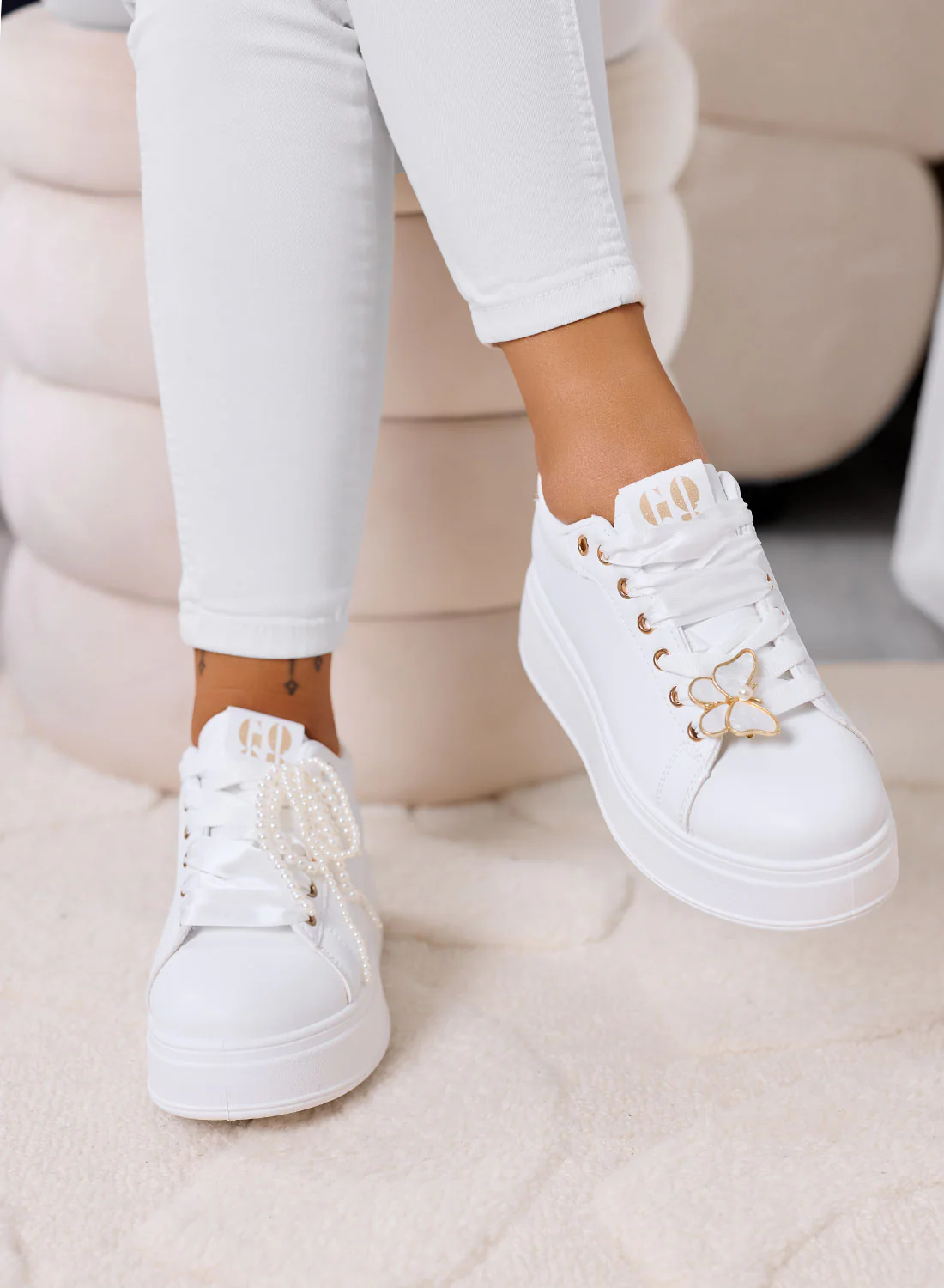 LAURA - Sneakers bianche platform con lacci e dettagli gioiello
