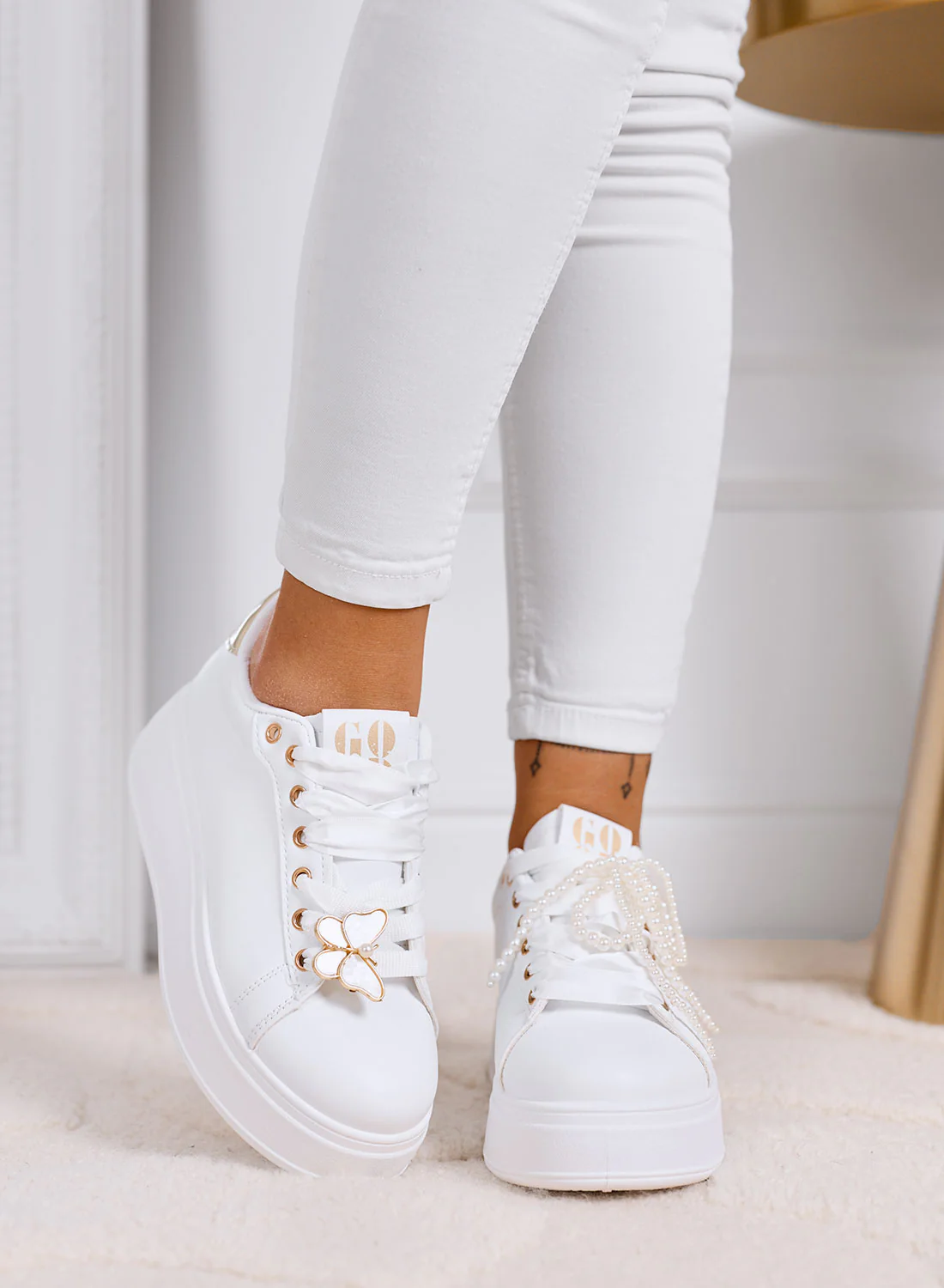 LAURA - Sneakers bianche platform con lacci e dettagli gioiello - Image 3