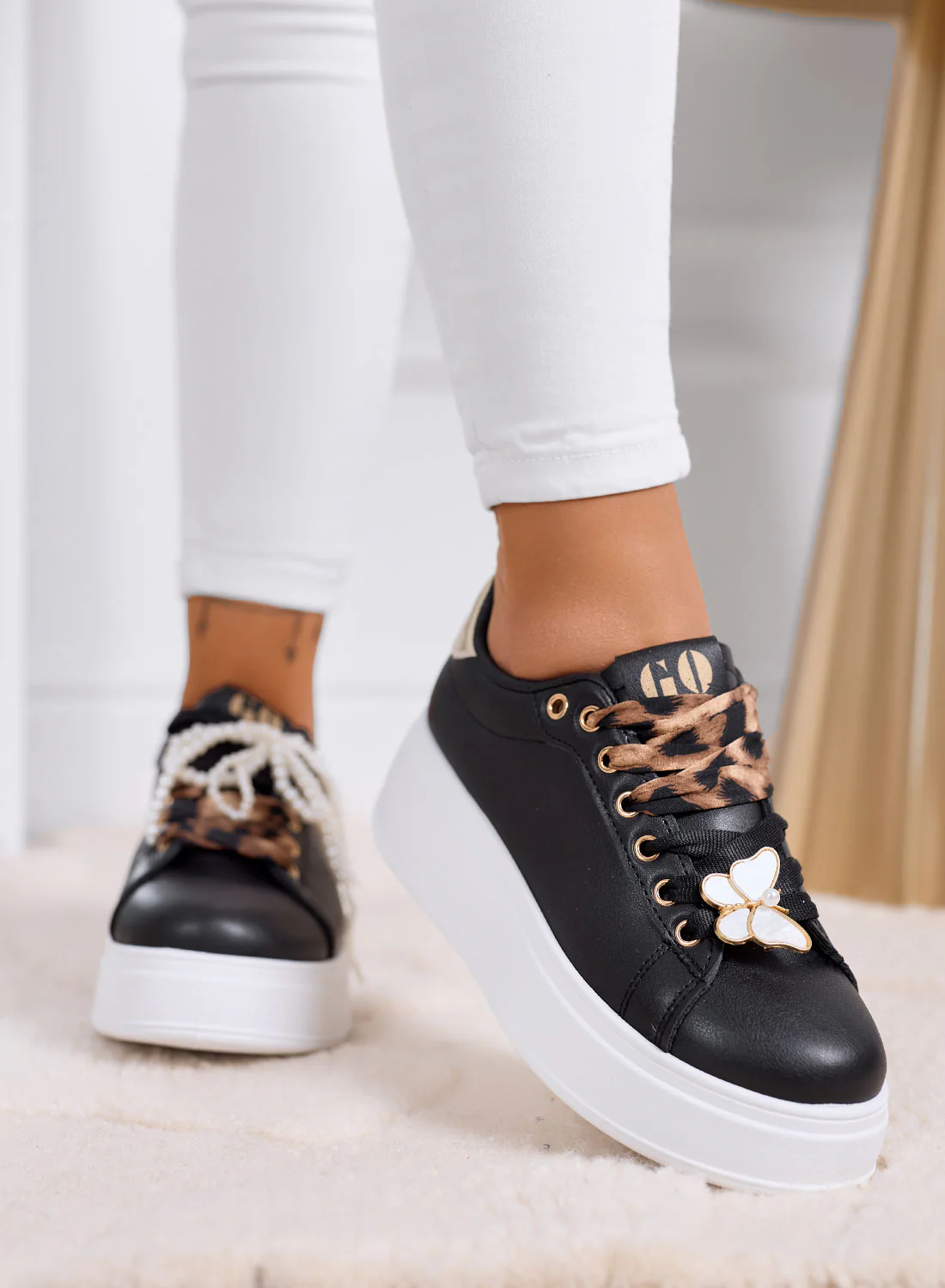 LAURA - Sneakers nere platform con lacci animalier e dettagli gioiello