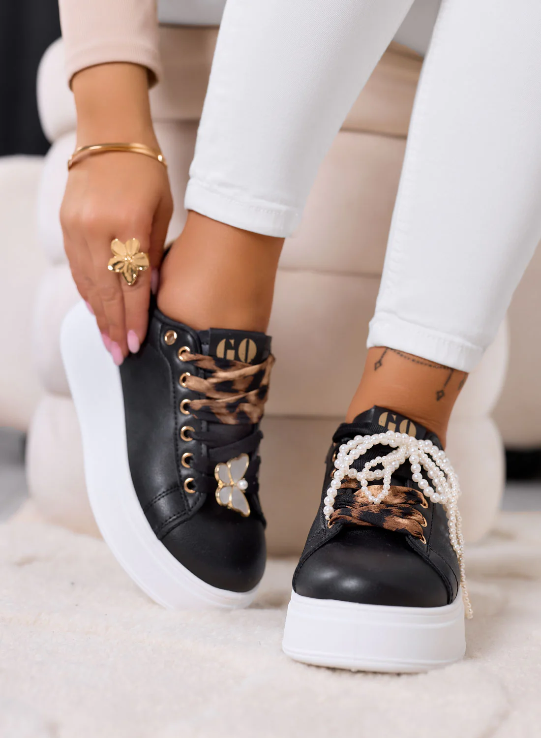 LAURA - Sneakers nere platform con lacci animalier e dettagli gioiello - Image 4
