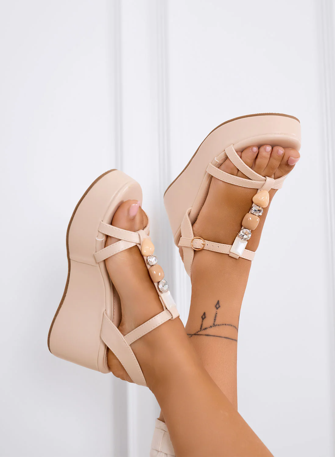 LEON - Sandali Zeppe beige con cinturini e pietre gioiello - Image 3