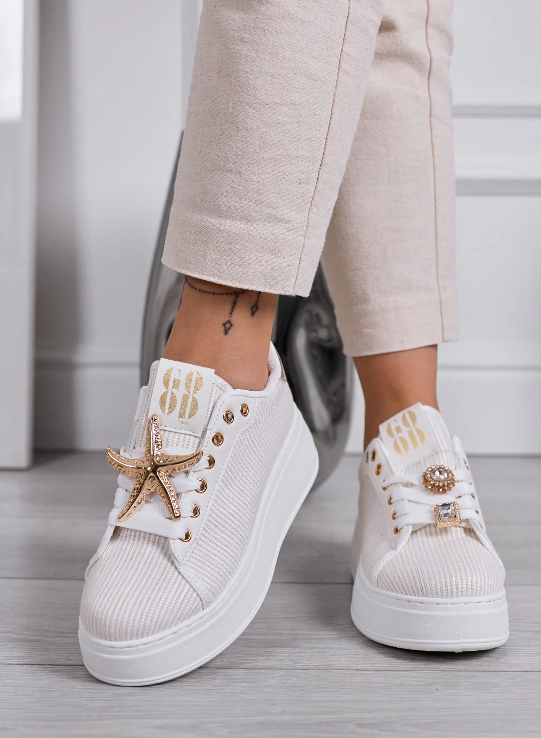 LINDA - Sneakers bianche con Applicazioni Gioiello oro e Suola Platform - Image 2