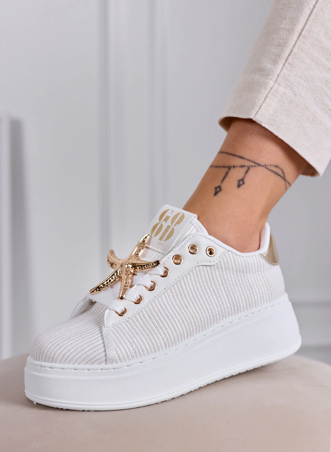 LINDA - Sneakers bianche con Applicazioni Gioiello oro e Suola Platform - Image 3
