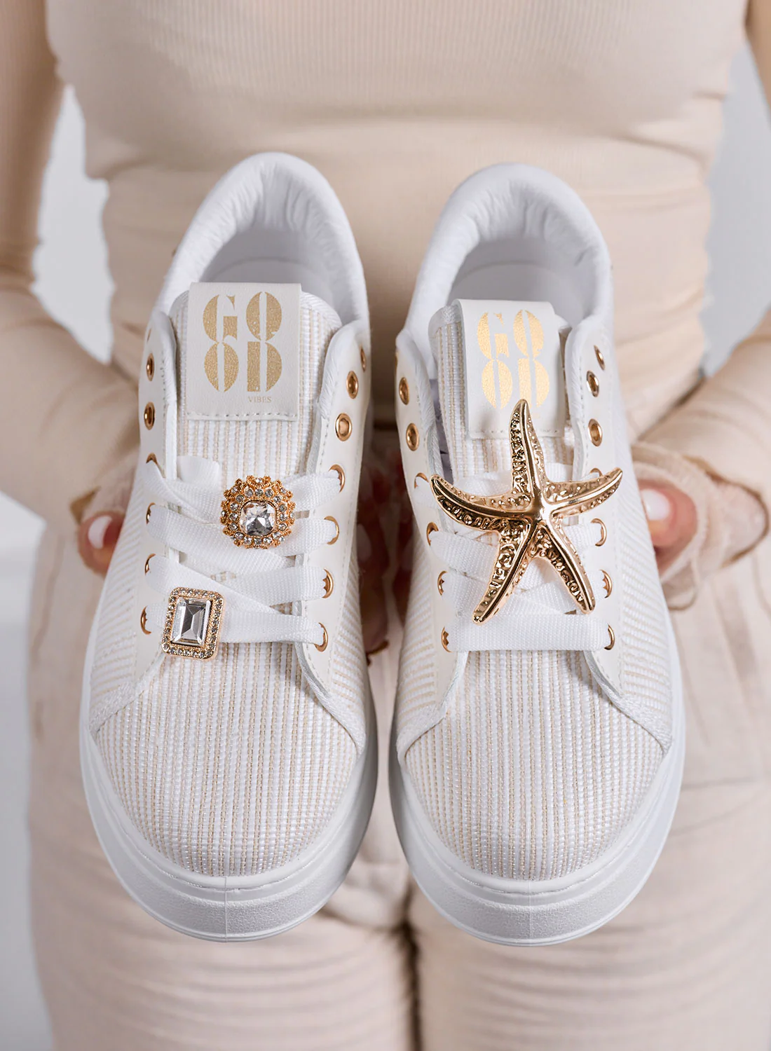 LINDA - Sneakers bianche con Applicazioni Gioiello oro e Suola Platform - Image 4