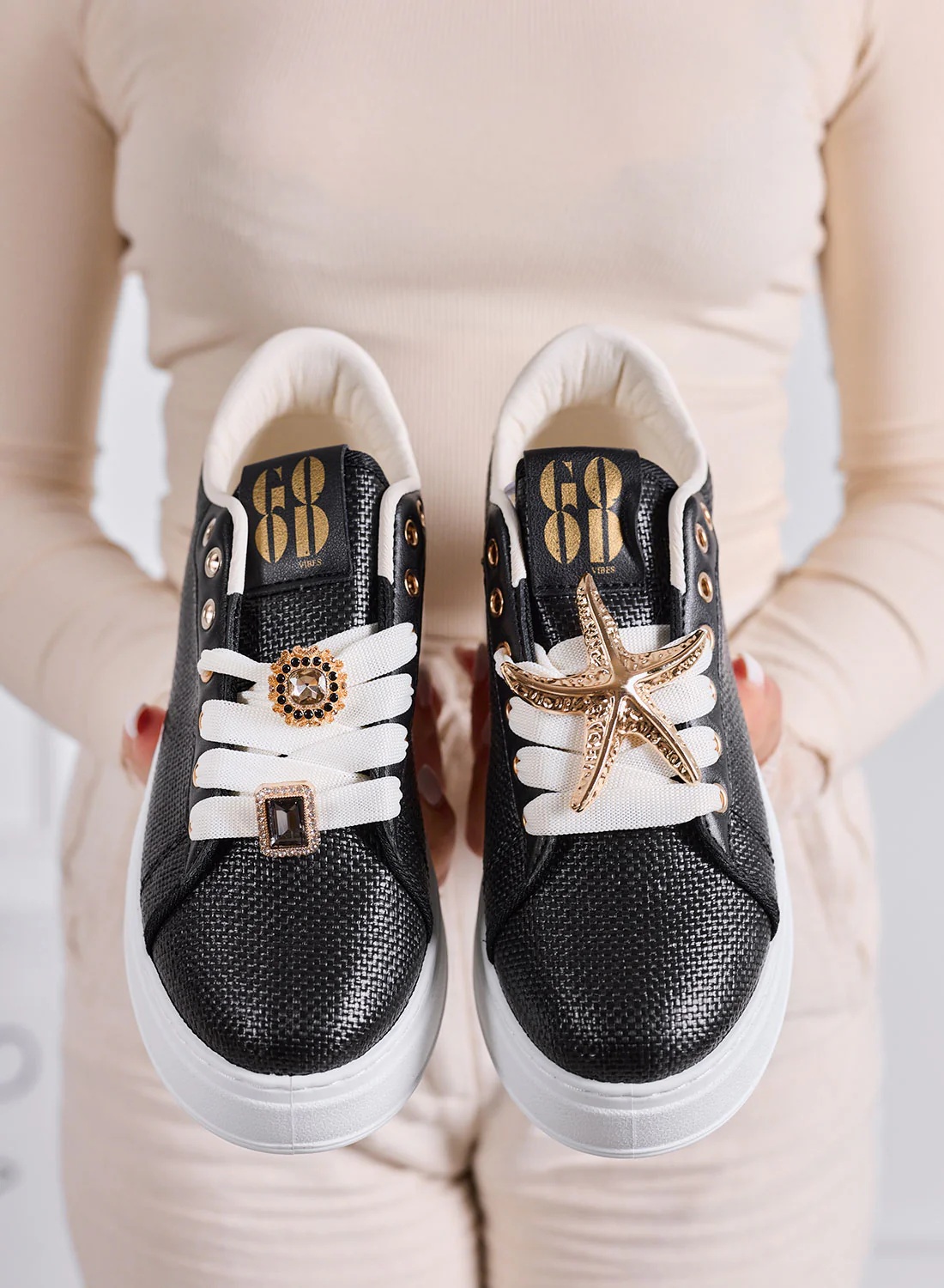 LINDA - Sneakers Nere con Applicazioni Gioiello oro e Suola Platform