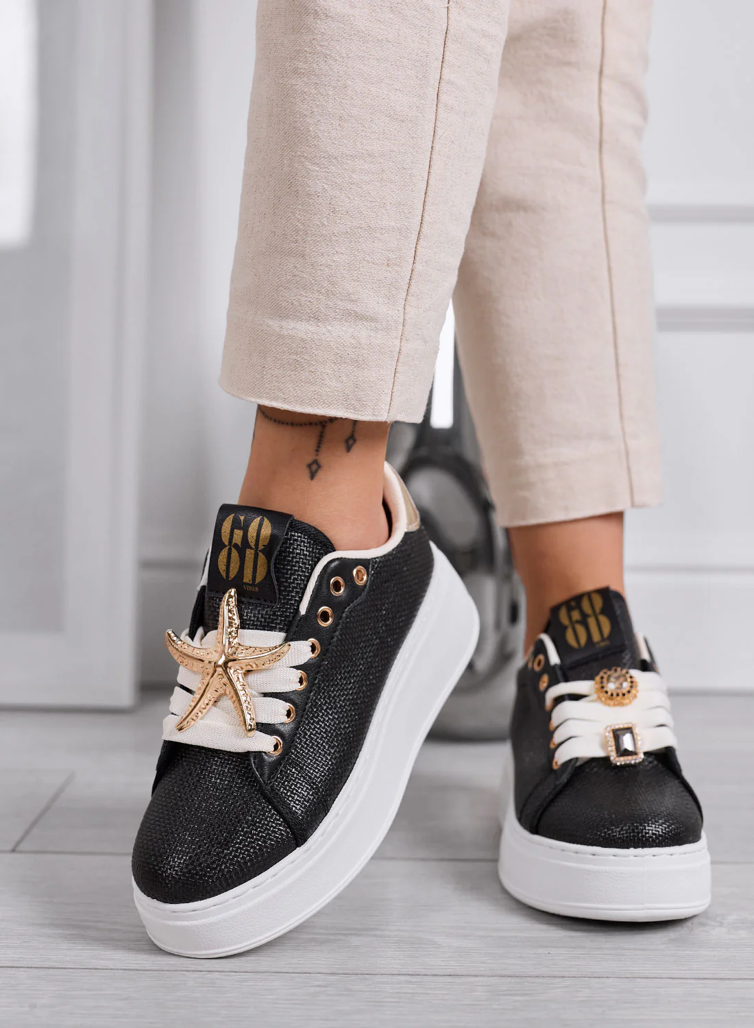 LINDA - Sneakers Nere con Applicazioni Gioiello oro e Suola Platform - Image 2