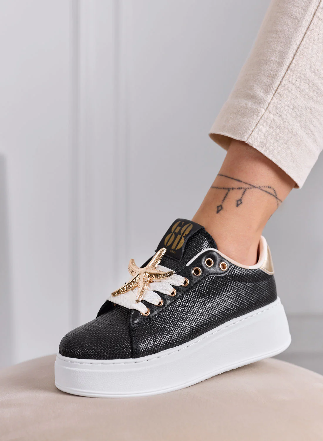 LINDA - Sneakers Nere con Applicazioni Gioiello oro e Suola Platform - Image 3