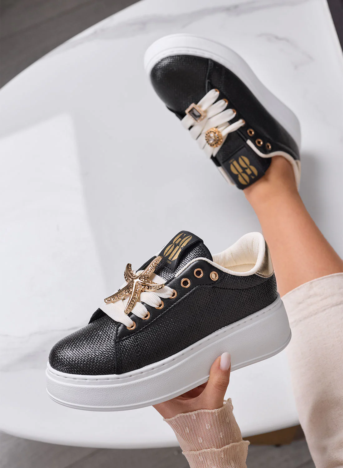 LINDA - Sneakers Nere con Applicazioni Gioiello oro e Suola Platform - Image 4