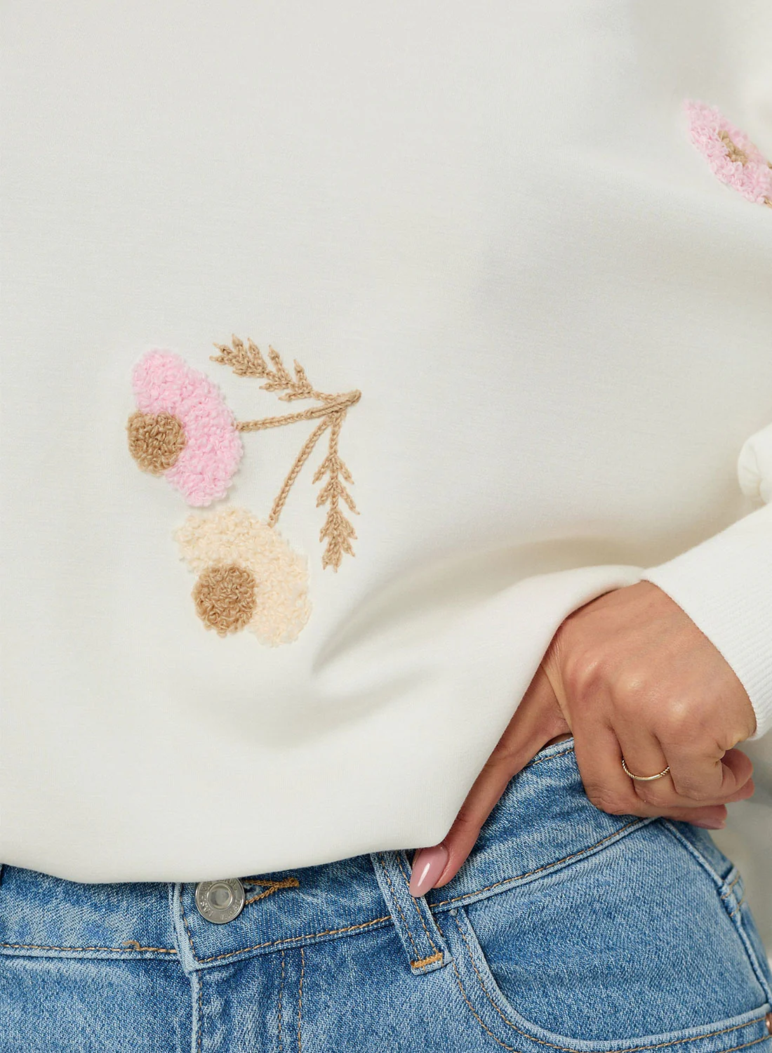 Maglia panna oversize con ricamo floreale - Image 2