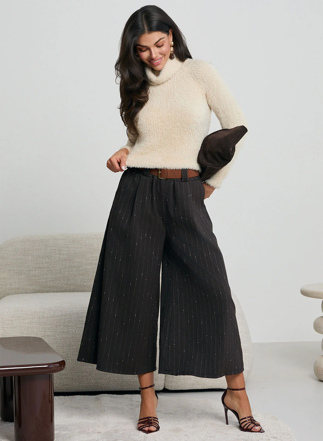 Maglione beige a collo alto con trama pelosa - Image 4