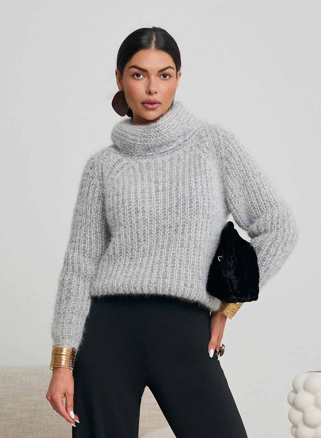 Maglione grigio a collo alto morbido e caldo