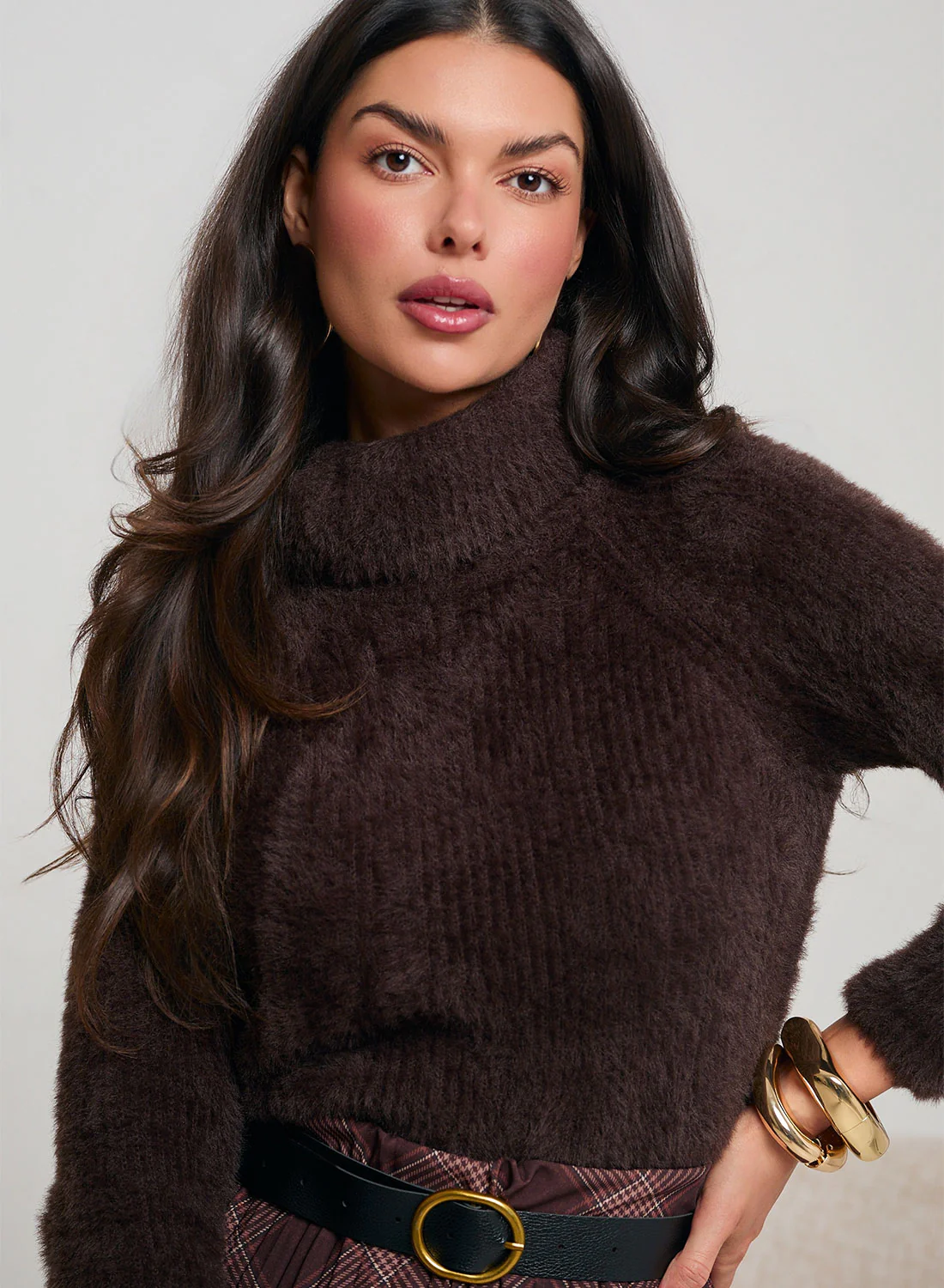 Maglione marrone a collo alto con trama pelosa - Image 2