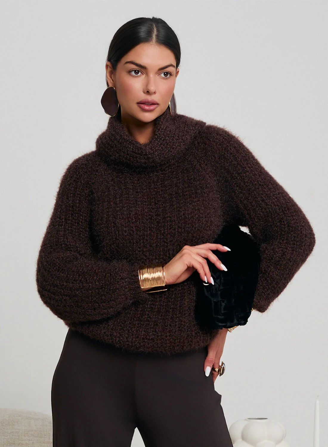 Maglione marrone a collo alto morbido e caldo