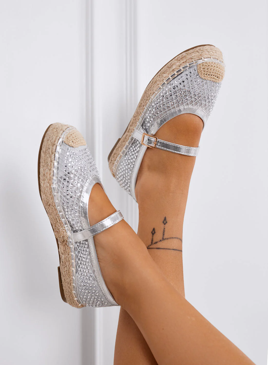 MARIKA - Espadrillas argento con strass e cinturino su suola in corda