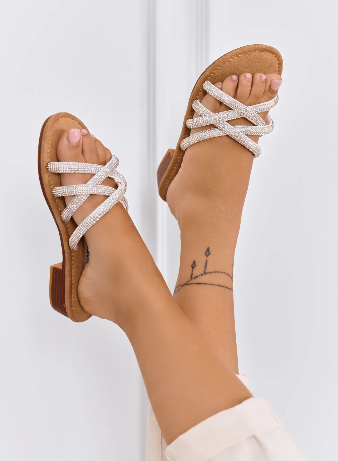 MEDDY - Sandali bianchi a ciabatta con fasce gioiello in strass - Image 3