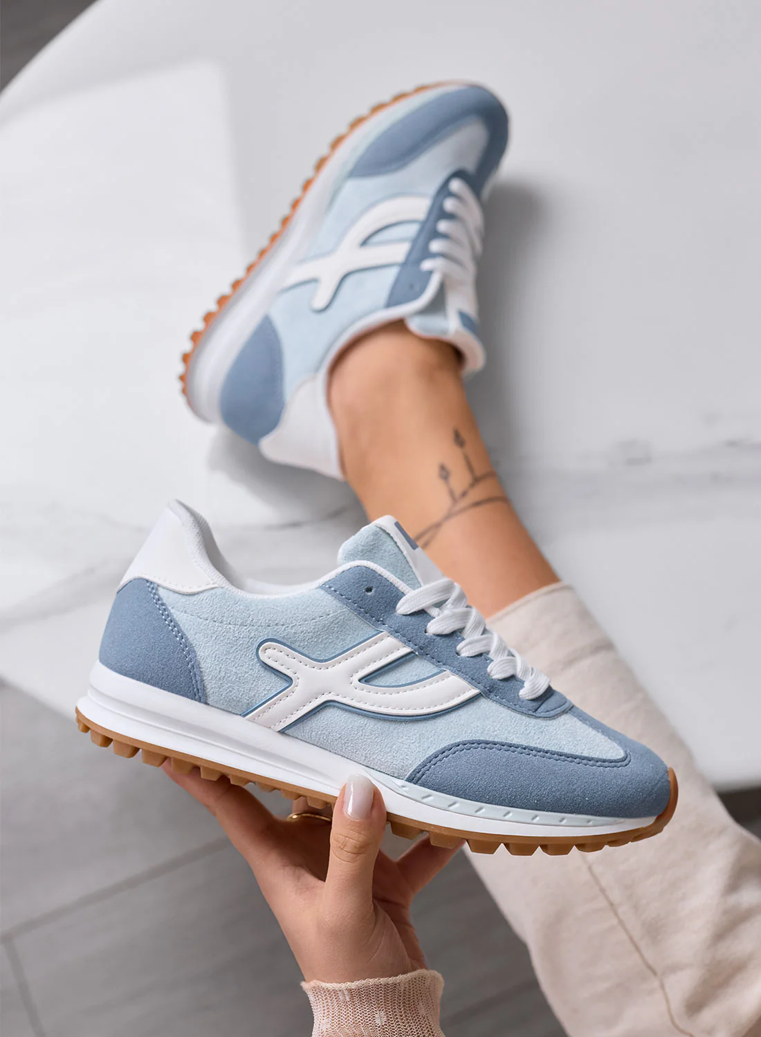 MONICA - Sneakers azzurro polvere con inserti e lacci bianchi - Image 2