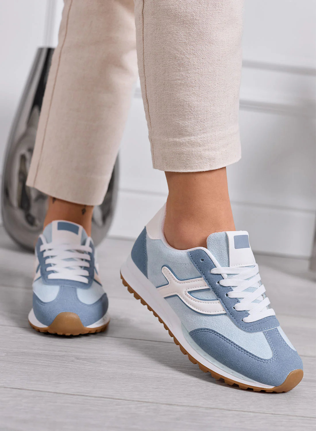 MONICA - Sneakers azzurro polvere con inserti e lacci bianchi - Image 3
