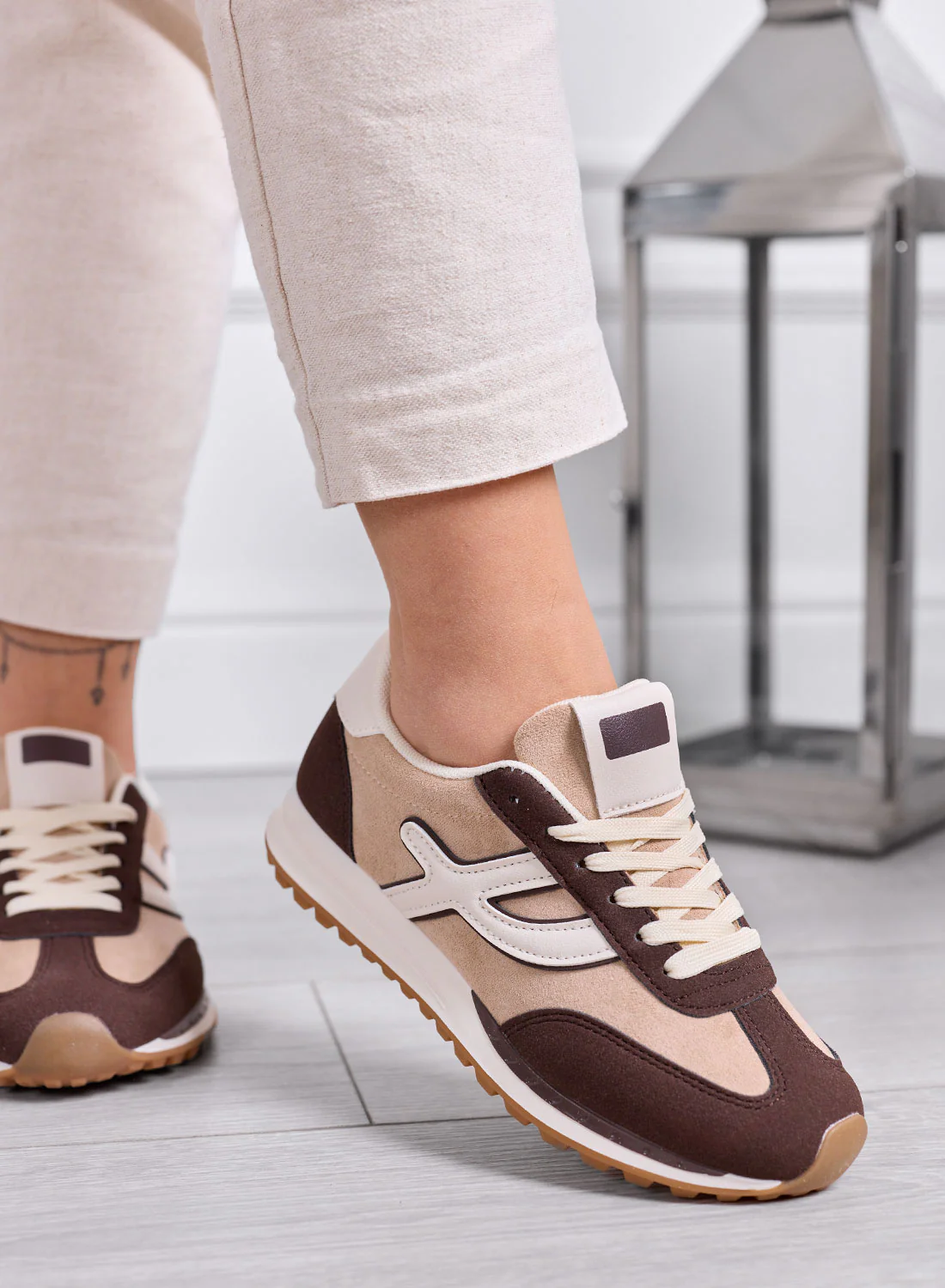 MONICA - Sneakers marroni con inserti e lacci panna - Image 3