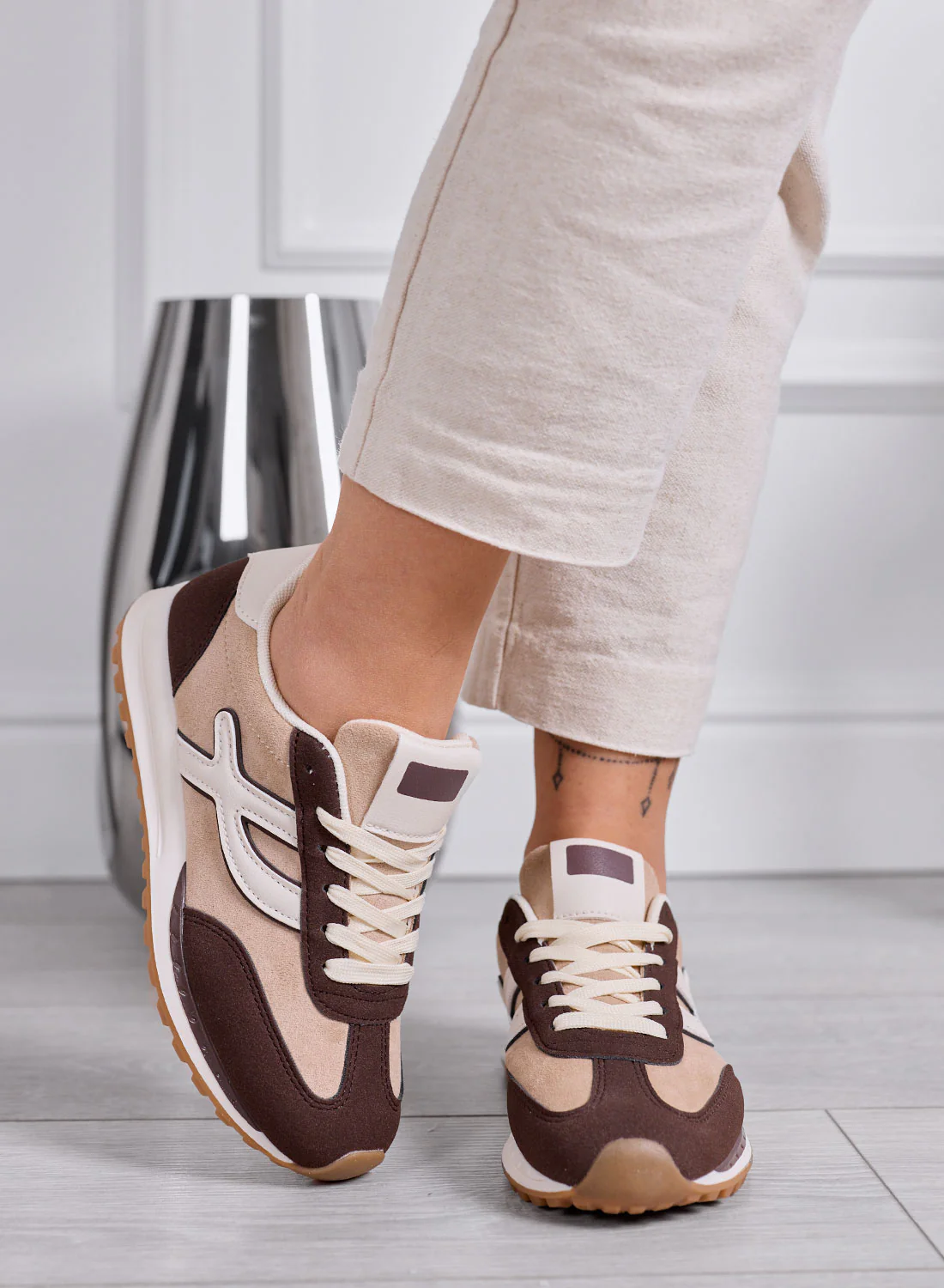 MONICA - Sneakers marroni con inserti e lacci panna - Image 4