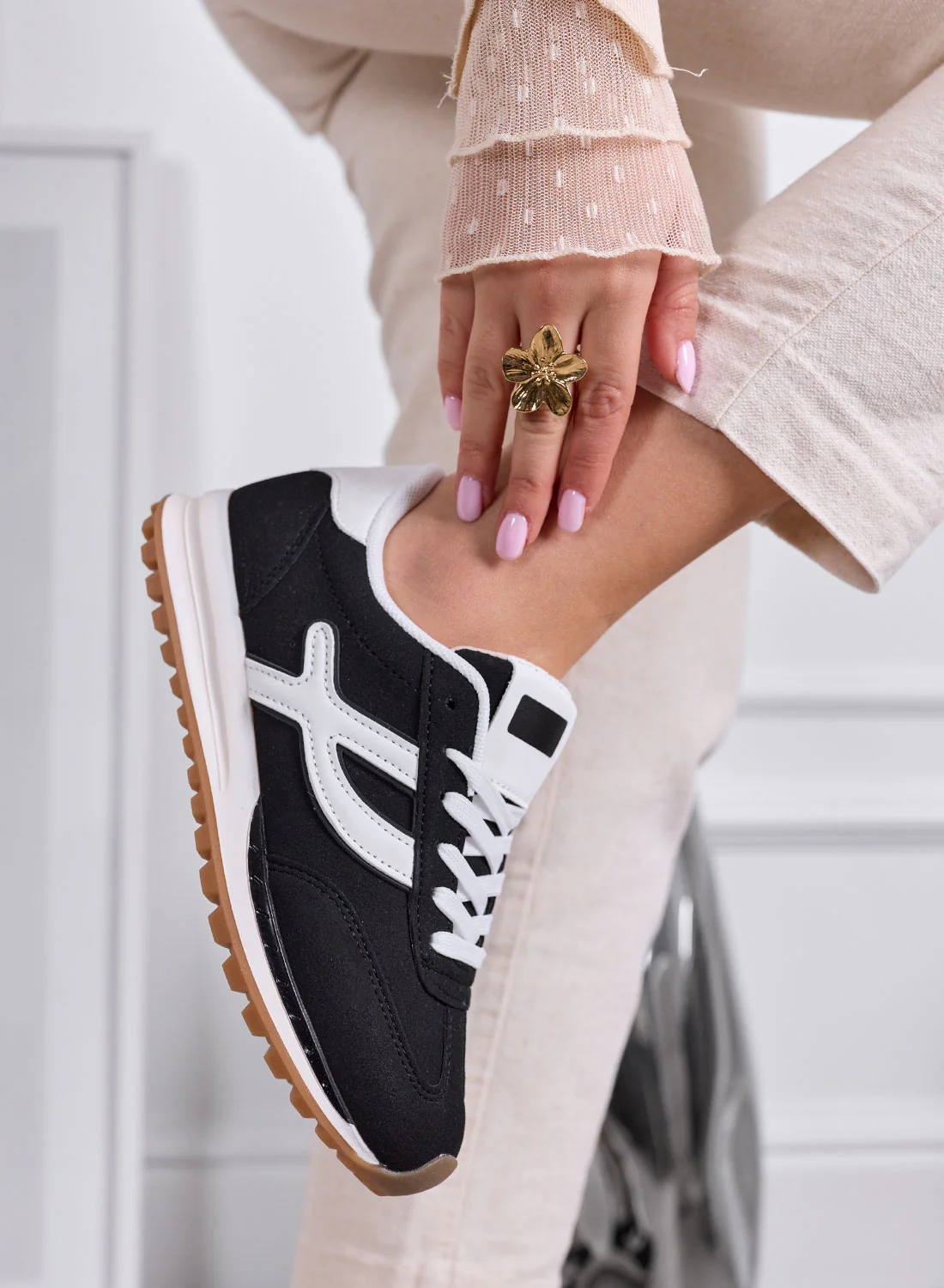 MONICA - Sneakers nere con inserti e lacci bianchi - Image 2