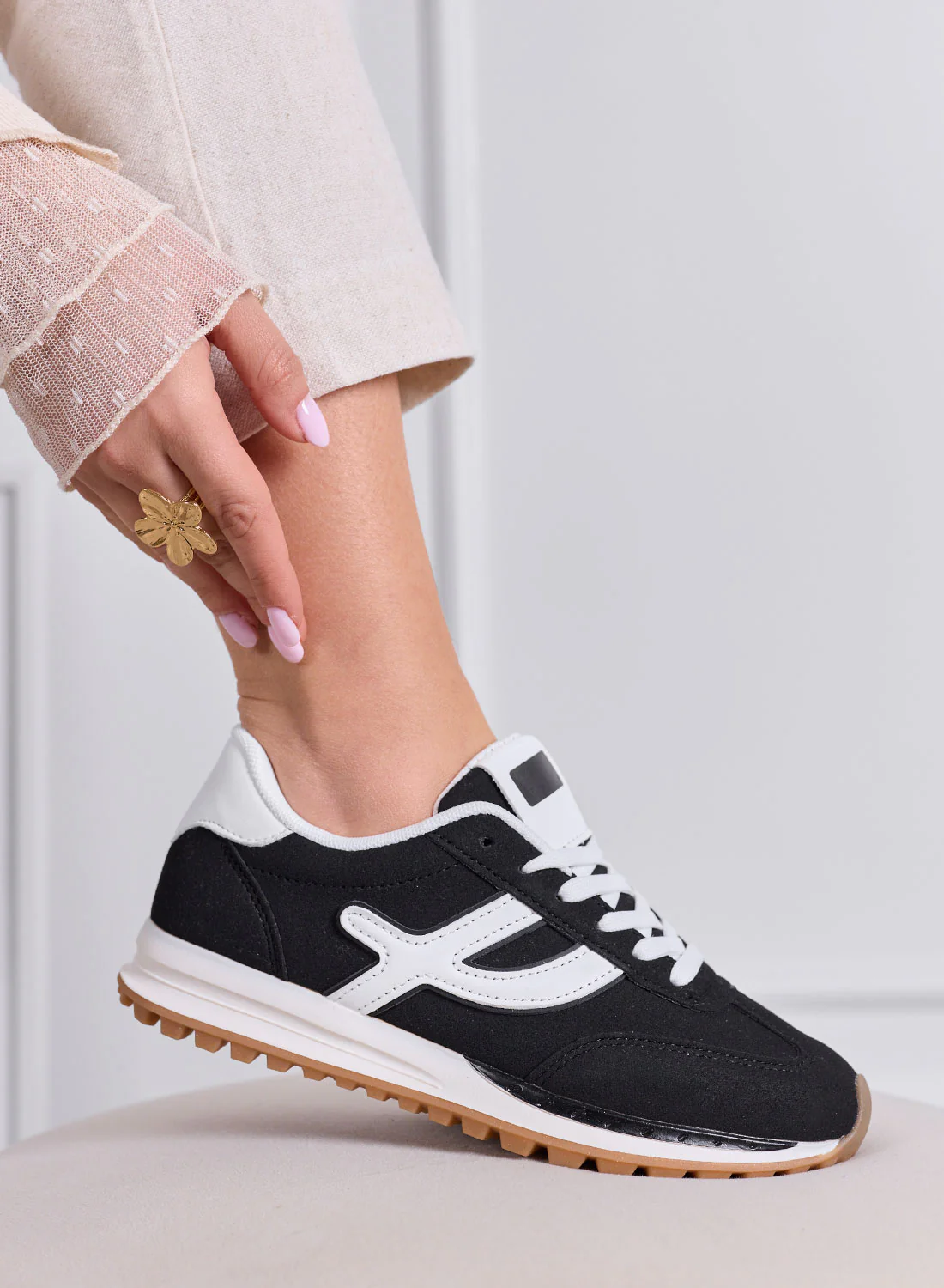 MONICA - Sneakers nere con inserti e lacci bianchi - Image 3