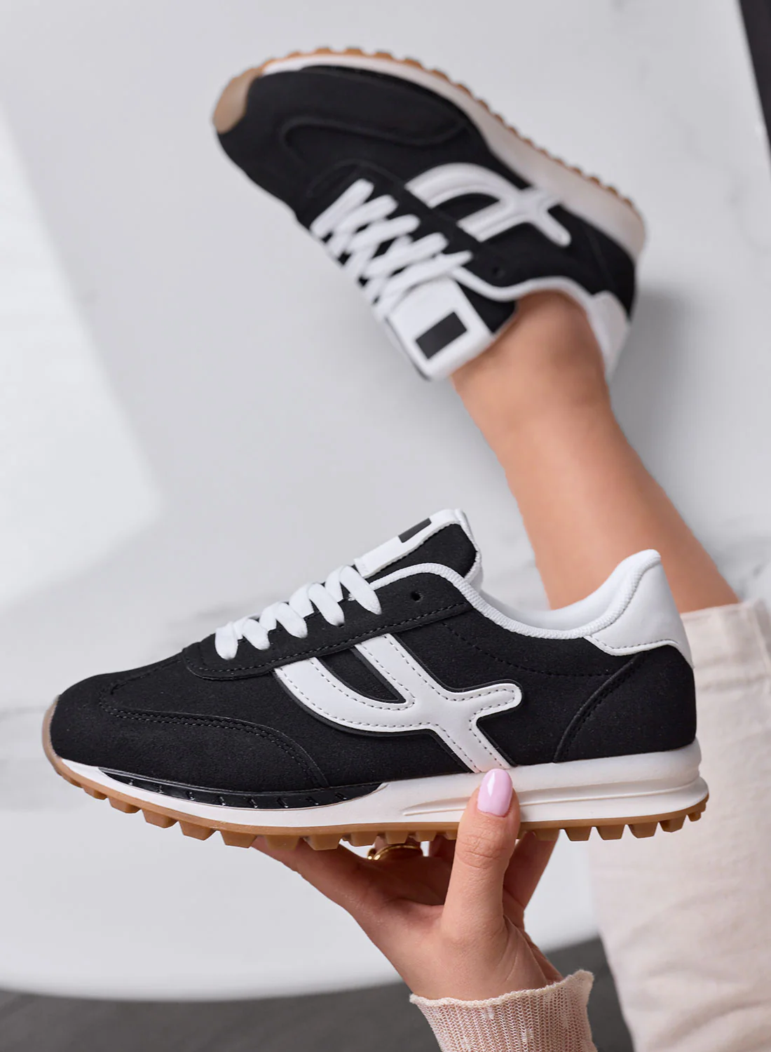 MONICA - Sneakers nere con inserti e lacci bianchi - Image 4