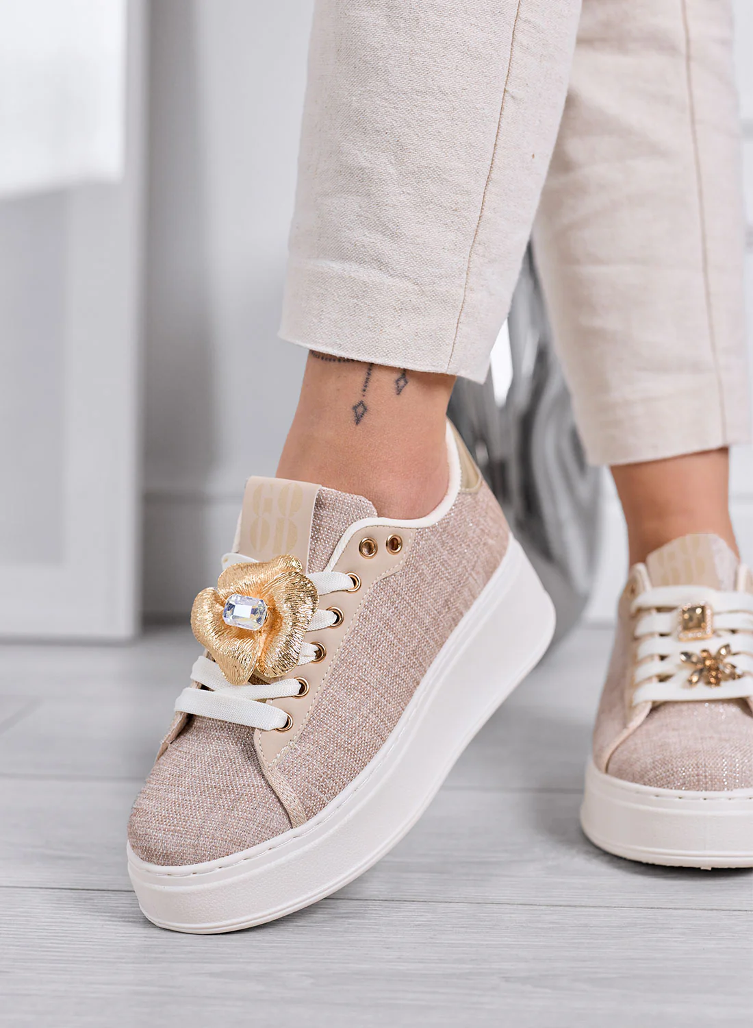 NORA - Sneakers Beige con Applicazioni Gioiello e Suola Platform - Image 3