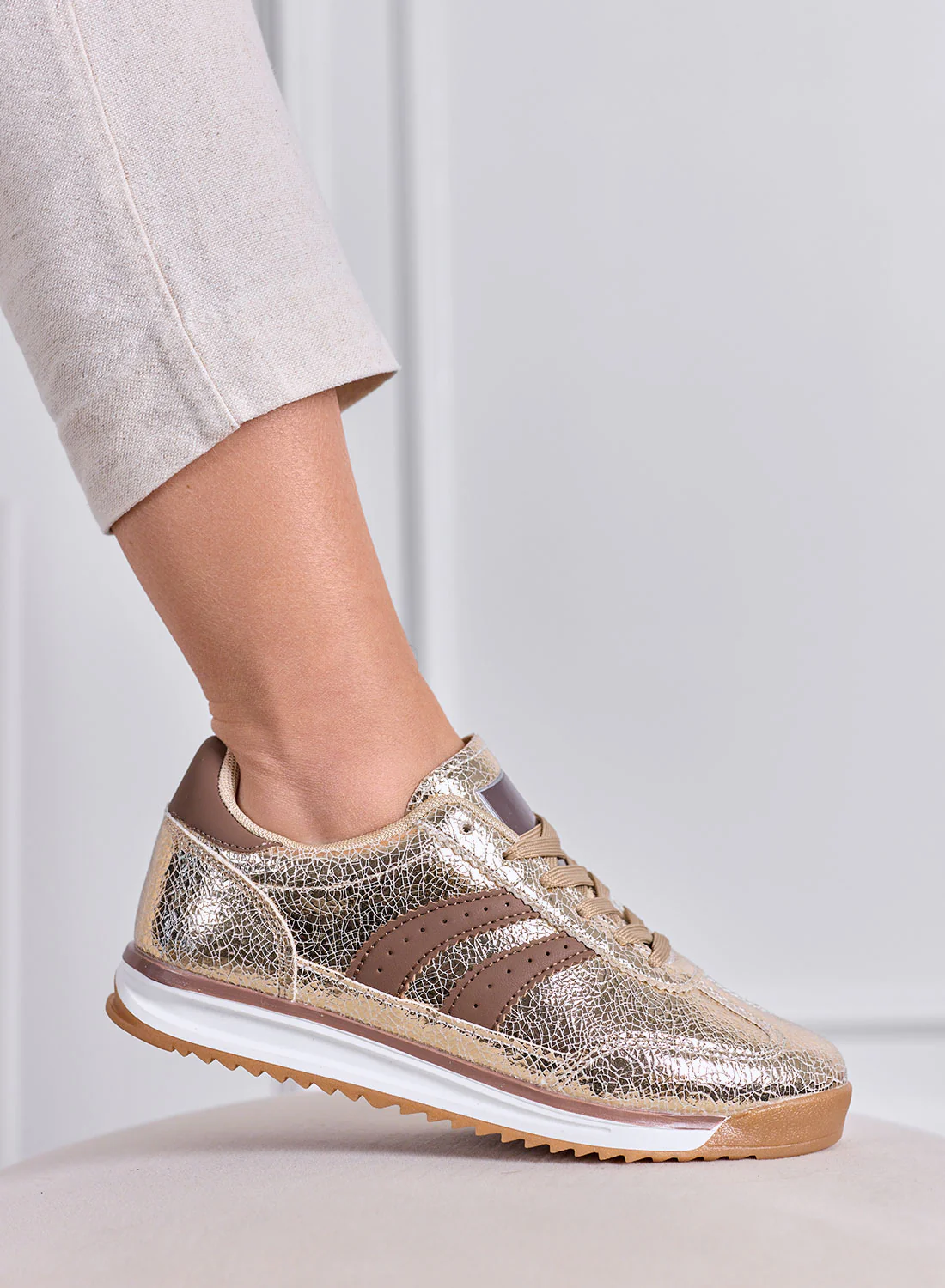 PIERA - Sneakers oro metallizzato con dettagli marroni e suola in gomma - Image 2