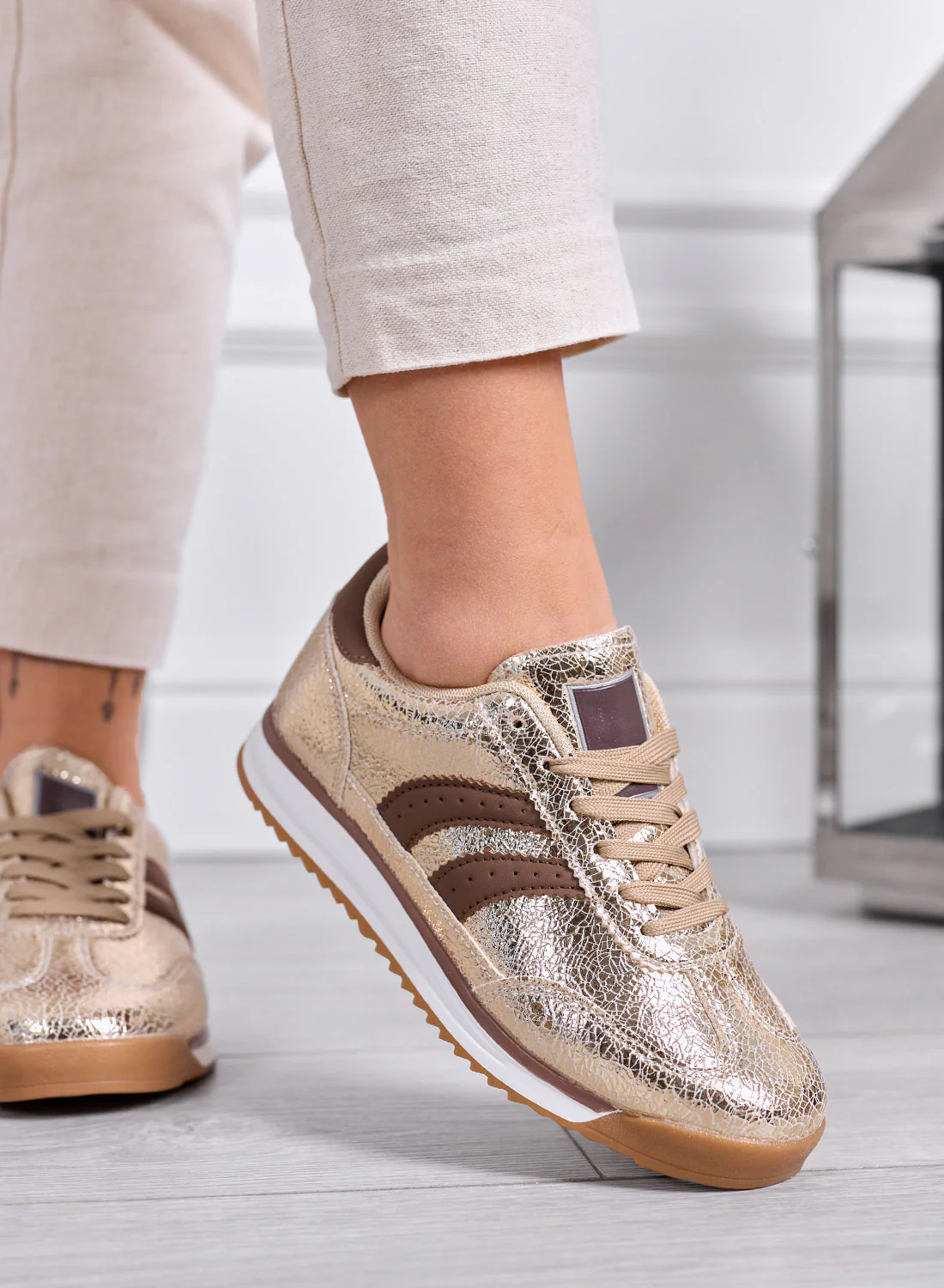 PIERA - Sneakers oro metallizzato con dettagli marroni e suola in gomma - Image 3