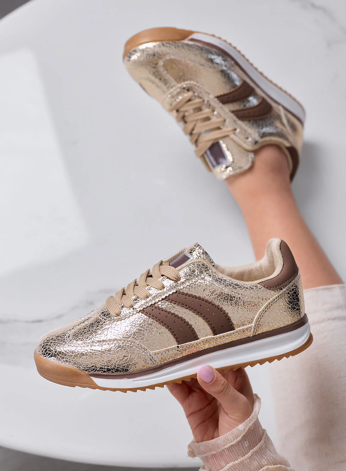 PIERA - Sneakers oro metallizzato con dettagli marroni e suola in gomma - Image 4
