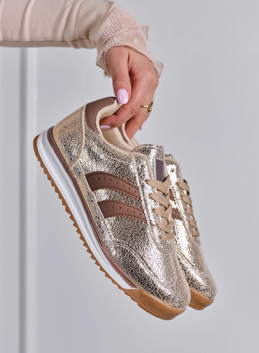 PIERA - Sneakers oro metallizzato con dettagli marroni e suola in gomma - Image 5