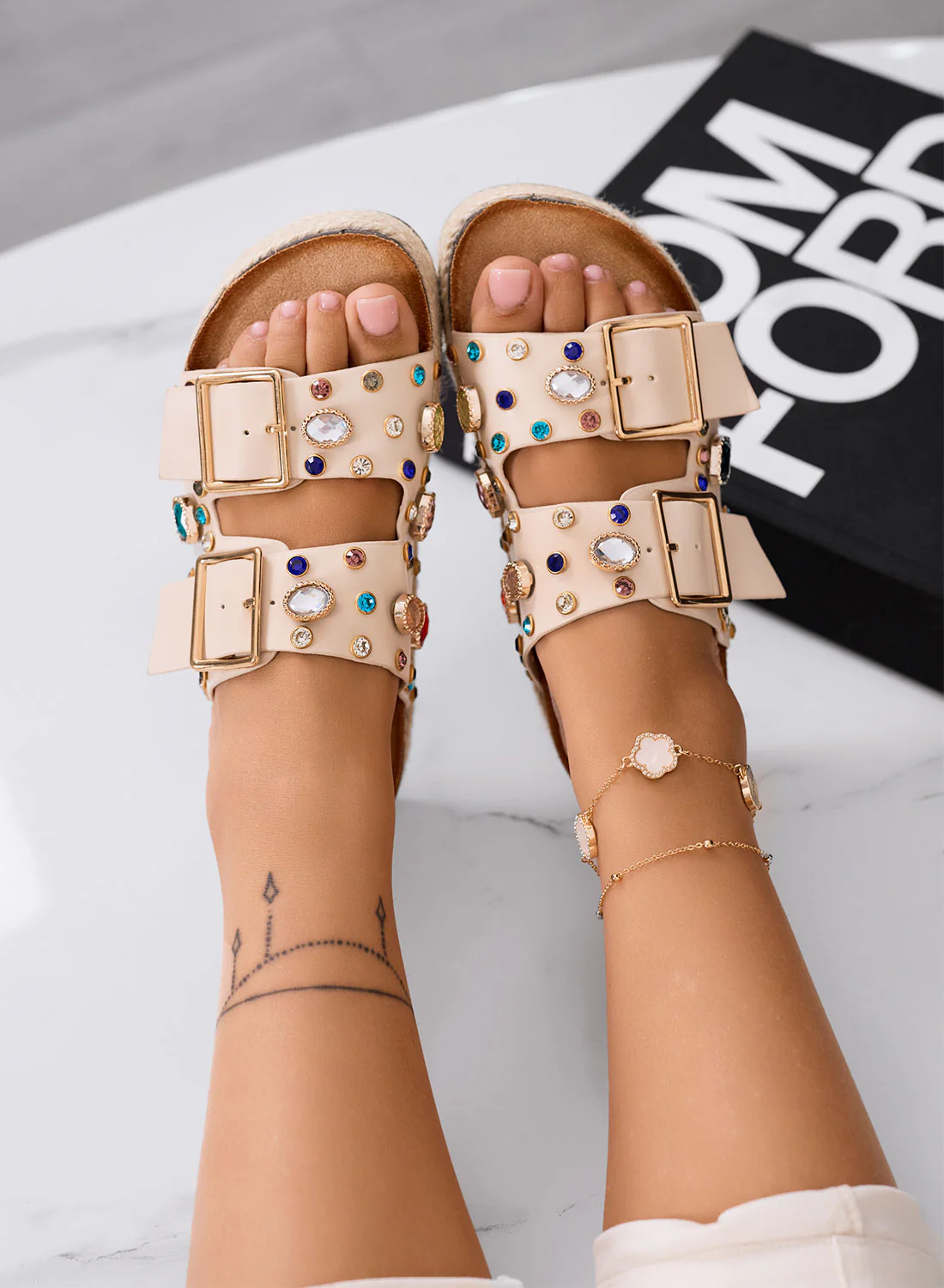 PRISCILLA - Sandali Ciabatte beige platform con maxi fibbie e pietre colorate - Image 3