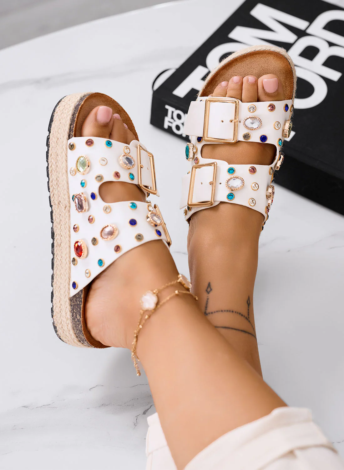 PRISCILLA - Sandali Ciabatte bianche platform con maxi fibbie e pietre colorate