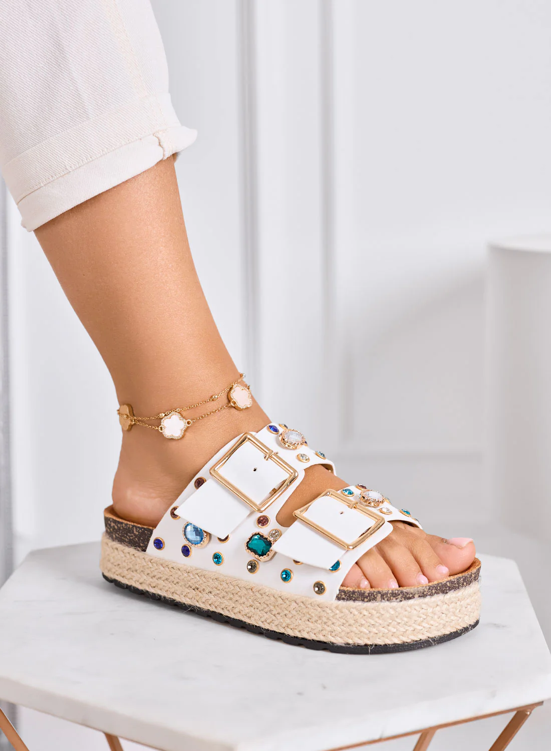 PRISCILLA - Sandali Ciabatte bianche platform con maxi fibbie e pietre colorate - Image 2