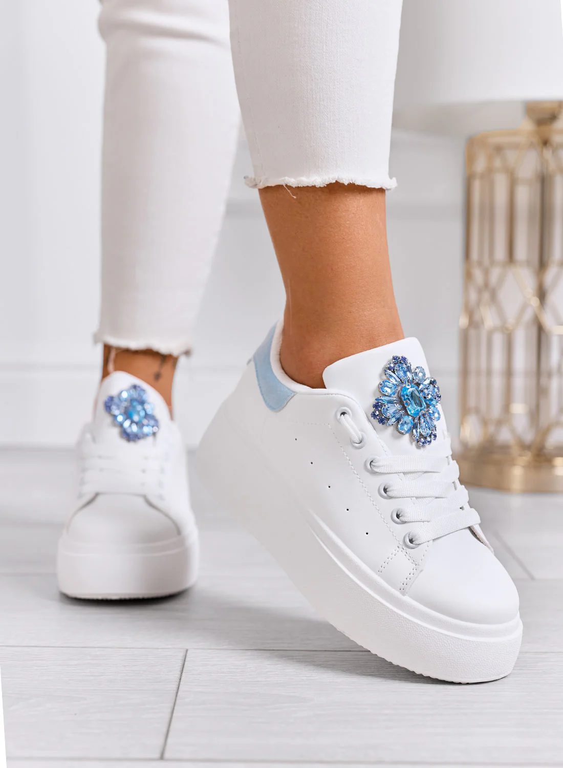 RONNIE - Sneakers bianche platform con maxi fiore gioiello azzurro