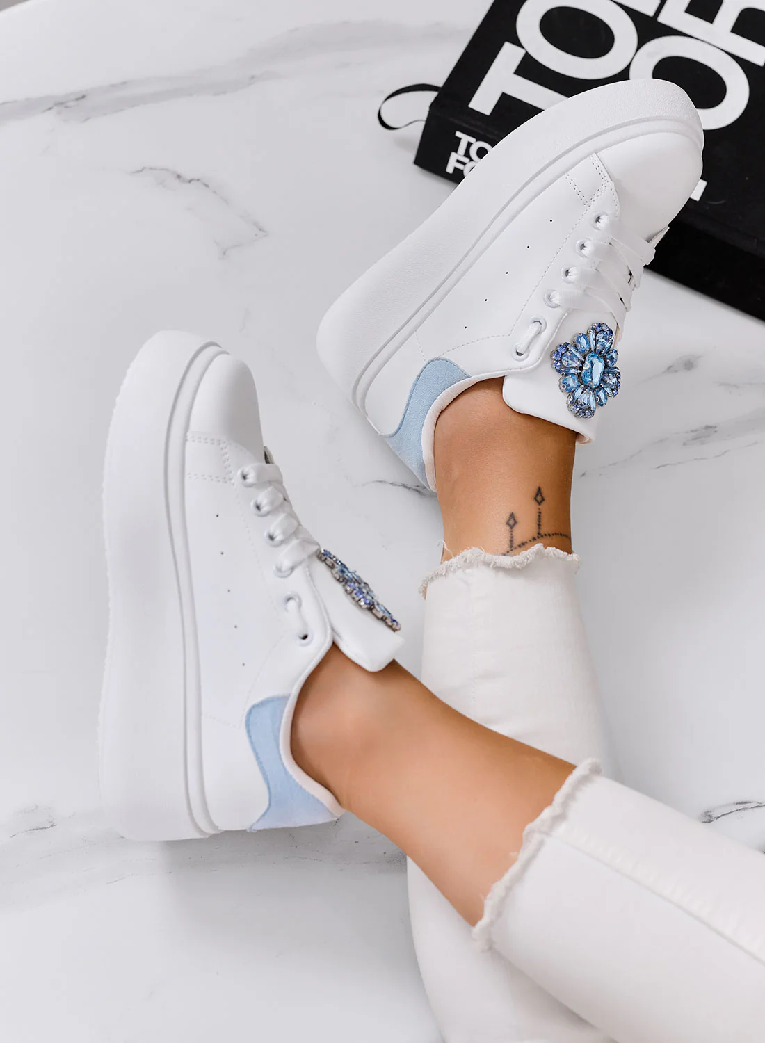 RONNIE - Sneakers bianche platform con maxi fiore gioiello azzurro - Image 3