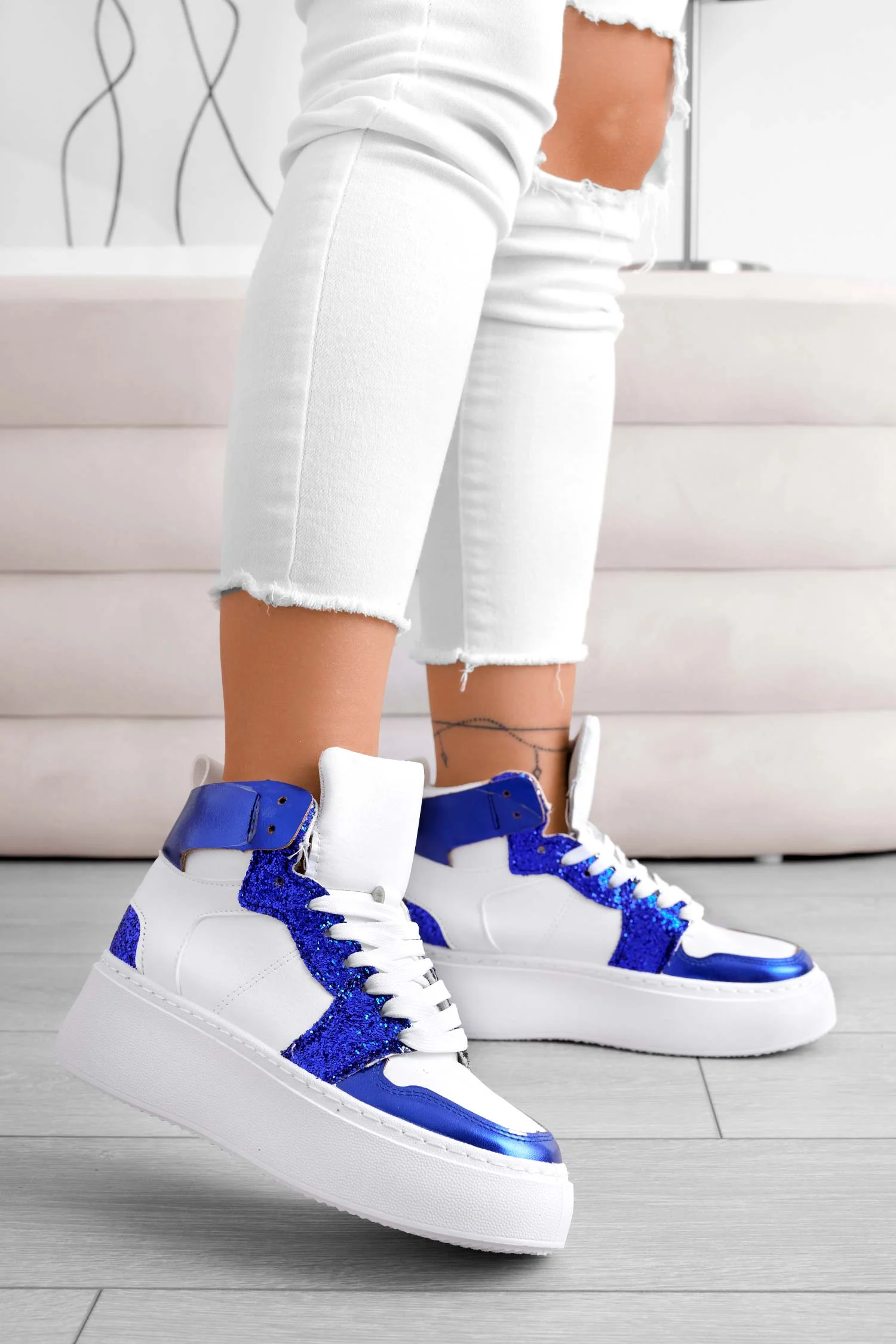 Sneakers bianche con inserti glitter blu - Image 3