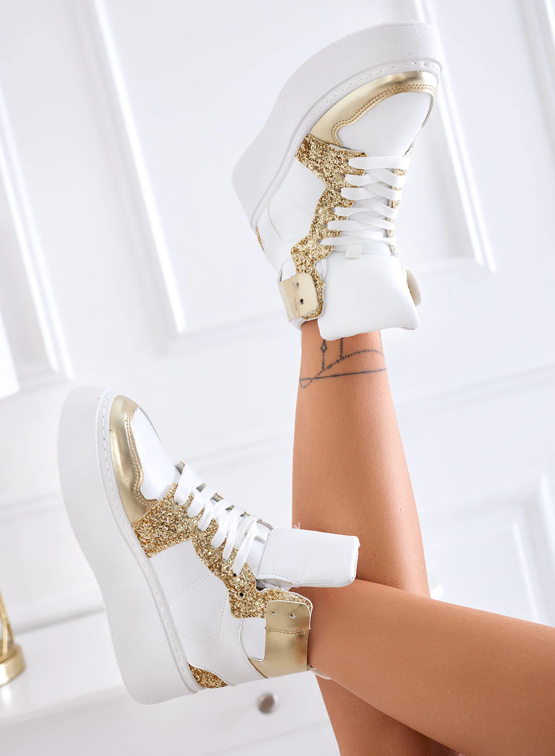 Sneakers bianche con inserti glitter oro - Image 3
