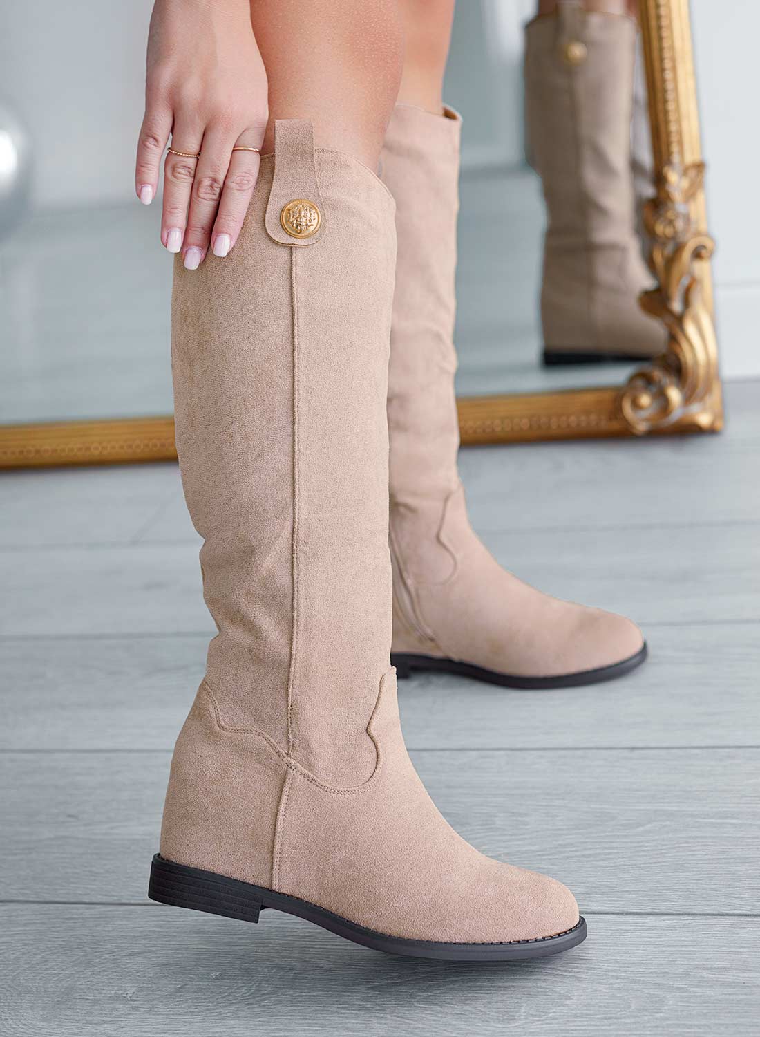 ROYAL - Stivali Alexoo beige con zeppa interna e bottone oro - Image 3