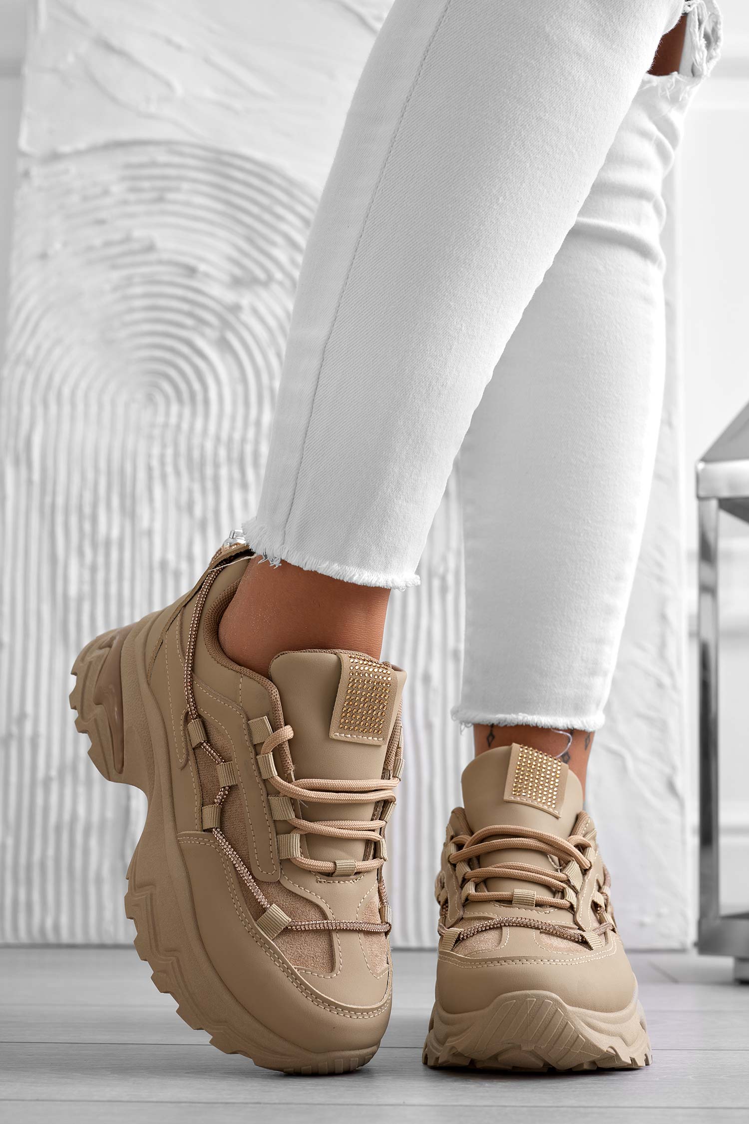 Sneakers fango con suola alta e strass