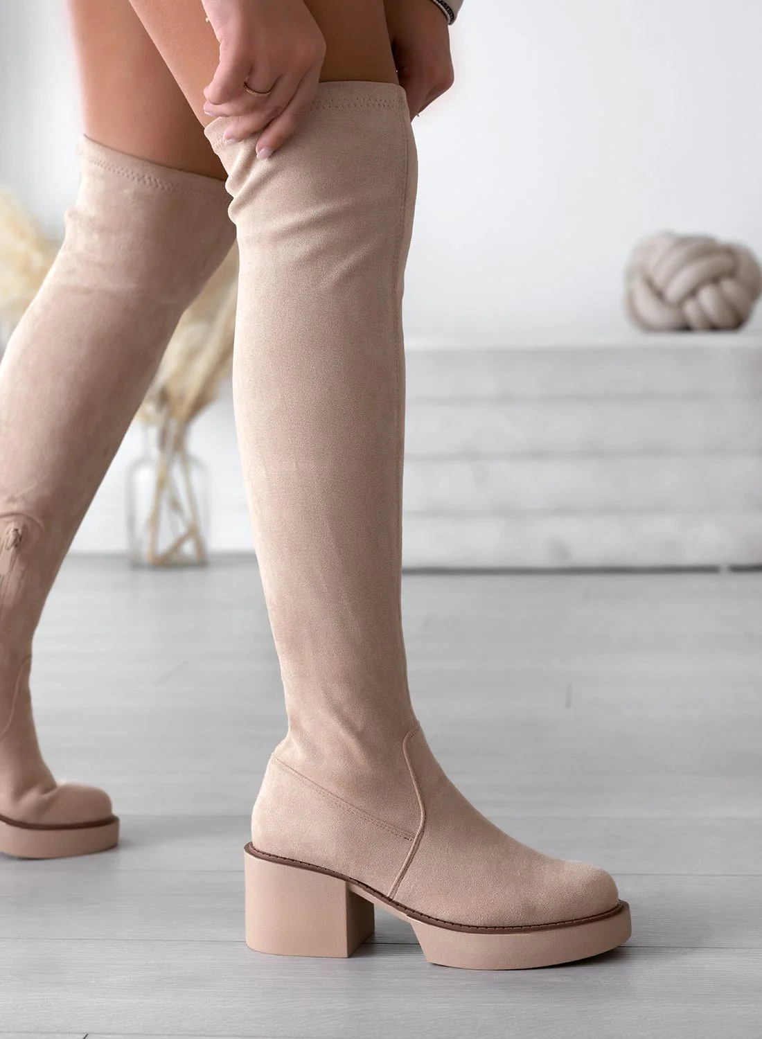 SLOANE - Stivali Alexoo beige scamosciati alla coscia - Image 3