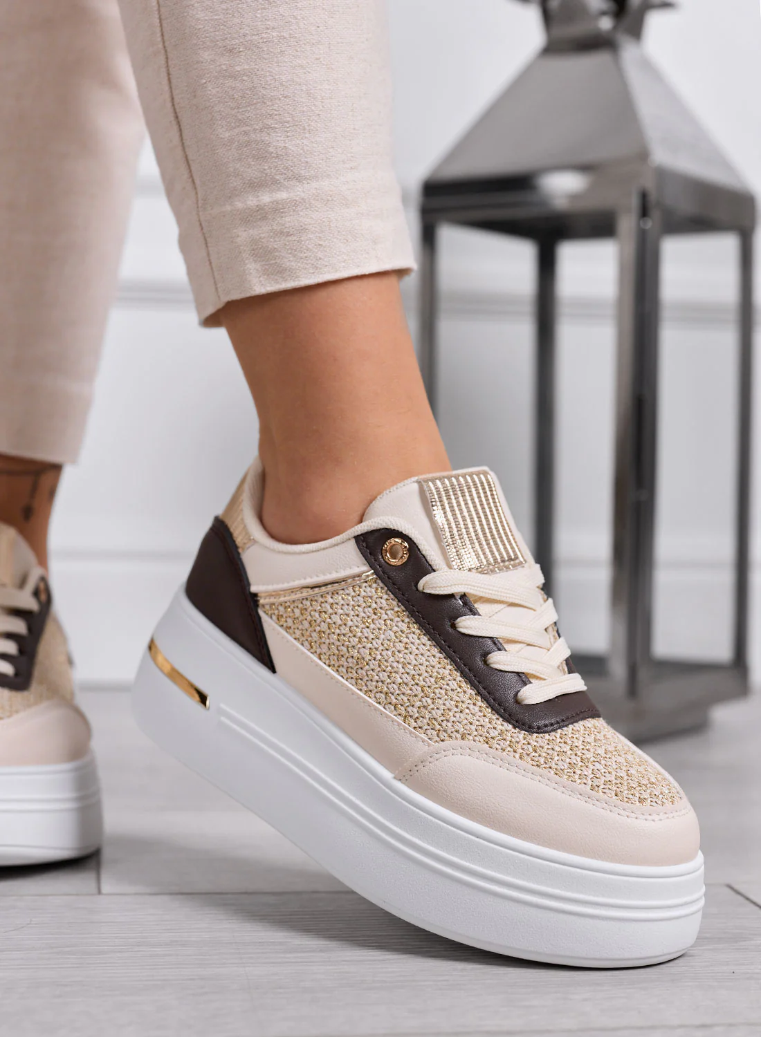 SONIA - Sneakers beige con inserti in tessuto laminato oro - Image 2