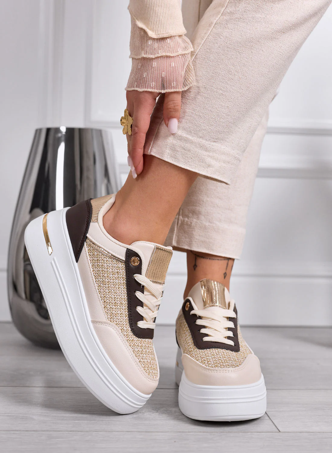 SONIA - Sneakers beige con inserti in tessuto laminato oro - Image 3