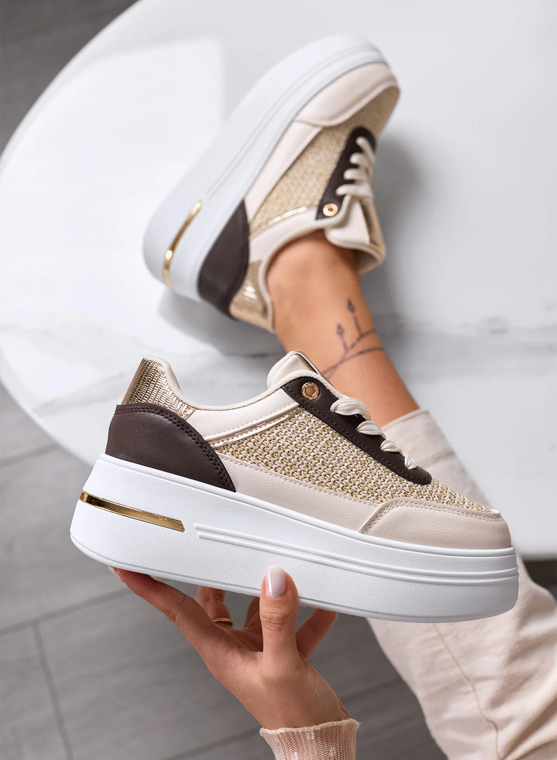 SONIA - Sneakers beige con inserti in tessuto laminato oro - Image 4