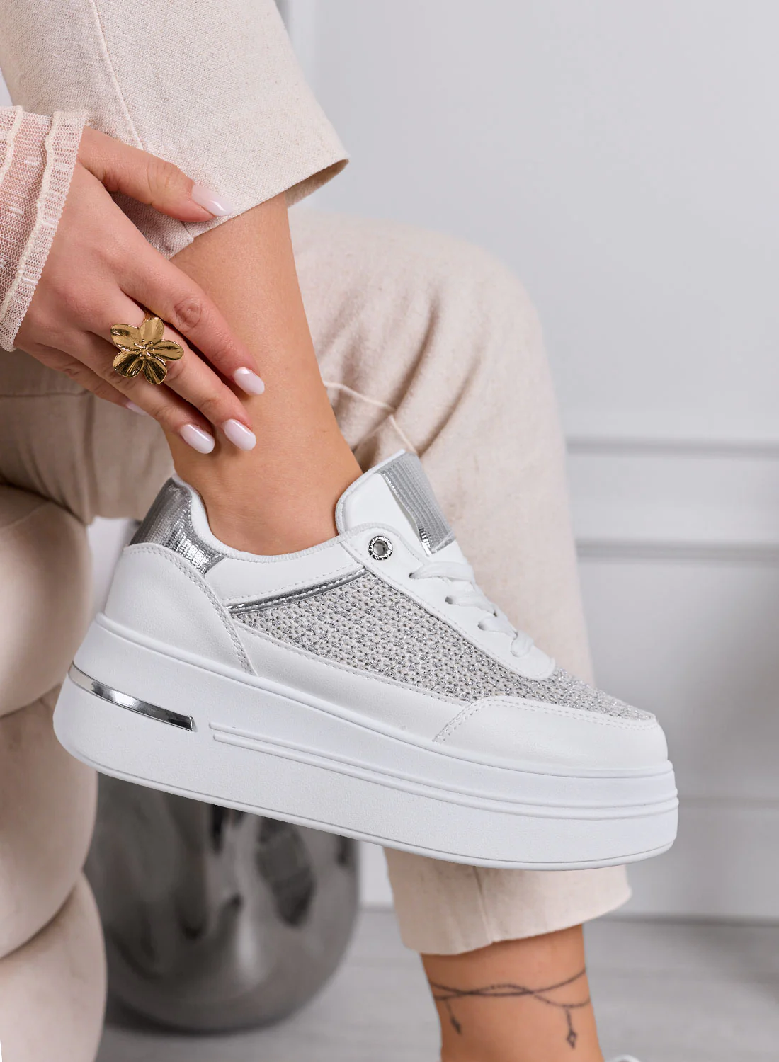 SONIA - Sneakers bianche con inserti in tessuto e dettagli argento - Image 2
